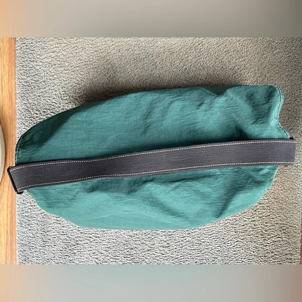VINTAGE EDDIE BAUER DUFFLE BAG. 17”Wx13”Hx9”D. Teal Blue/Green. Lots of pockets!
